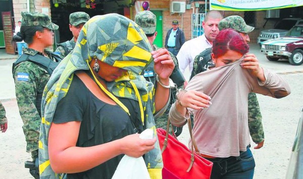 Capturan a dos mujeres cuando robaban tienda agropecuaria