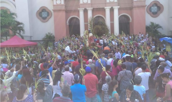 El Papa anima a los jóvenes en el Domingo de Ramos a 'gritar' ante las manipulaciones