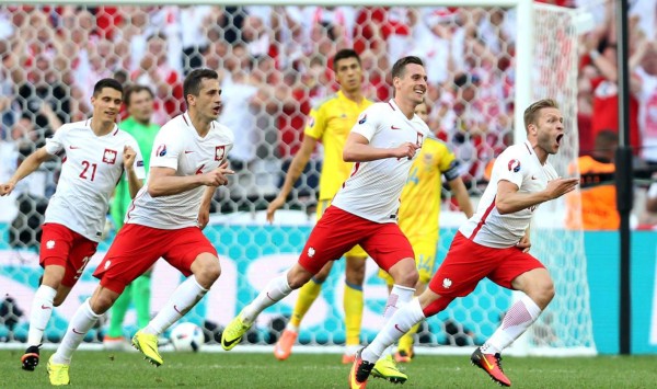 Polonia venció a Ucrania y selló su pase a octavos de final
