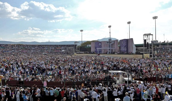 General view of the meeting of Pope Francis with families in the Víctor Manuel Reyna stadium in Tuxtla Gutierrez, Chiapas state, Mexico on February 15, 2016. Pope Francis reached out to Mexico's long-marginalized indigenous population on Monday, asking for forgiveness over their exclusion as he celebrated an open-air mass in native languages in impoverished Chiapas state.. AFP PHOTO / GABRIEL BOUYS
