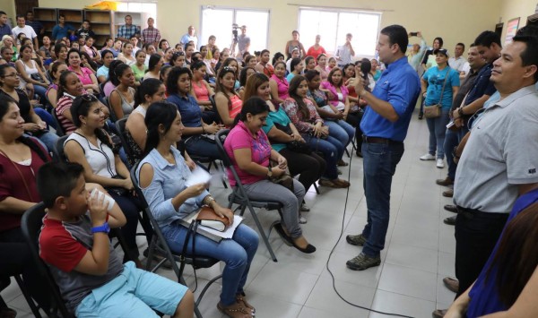 Gobierno contrata a 300 jóvenes para guiar y atender a pacientes