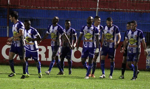 Huida de jugadores y directivos en el Victoria