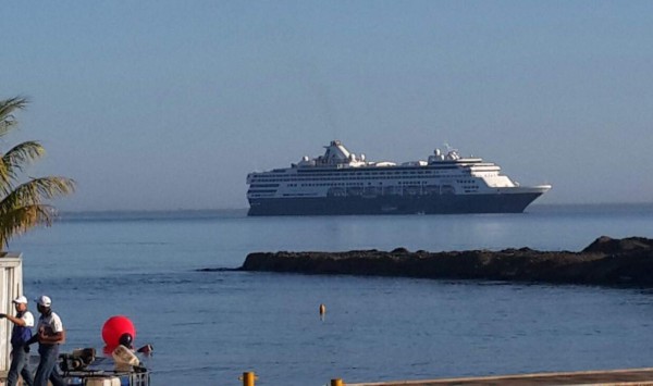 Llega crucero Veendam con 1,286 turistas a Trujillo