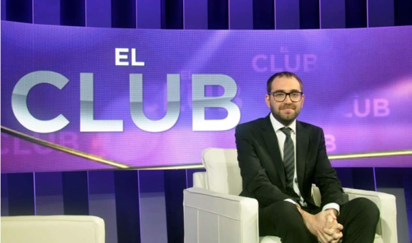 Periodista se desmaya en tramisión en vivo de partido de la Champions League