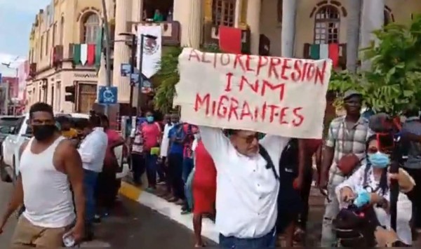 Hondureños migrantes participan en marcha en el sur de México