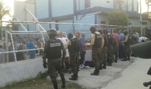 Un contigente de Policías Preventivos y de la Policía Militar llegaron desde las 6:00 am al penal de San Pedro Sula.