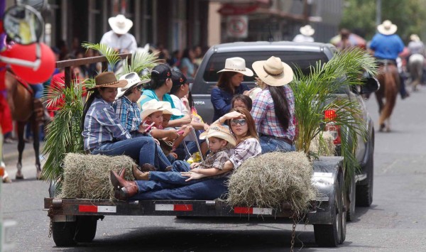 Desfile de caballos purasangres engalana la Feria
