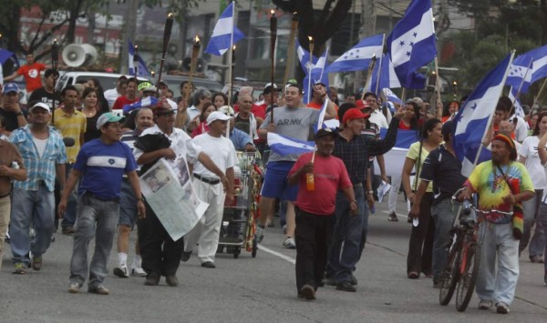 Indignados marchan hasta el Mario Rivas