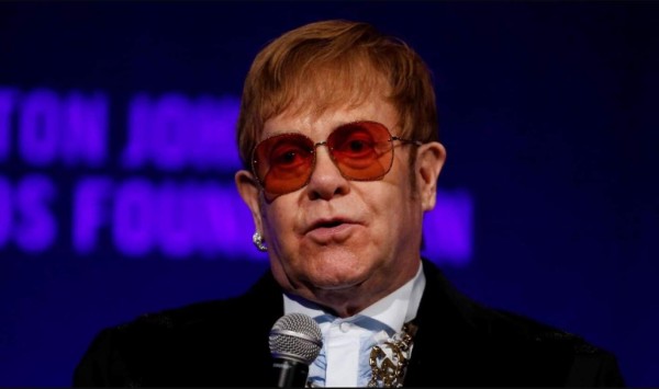 Elton John estuvo a punto de morir, 'Empecé a rezar, 'no me dejes morir' '