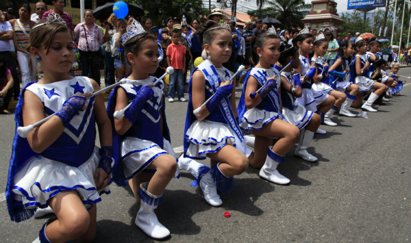 Creatividad y entrega se vive en tributo a la patria