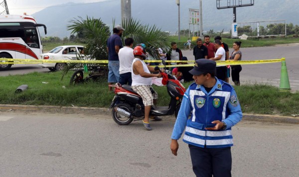 Motociclista muere al estrellarse contra un poste