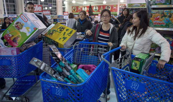Filas de hasta 15 mil personas en tiendas por Black Friday