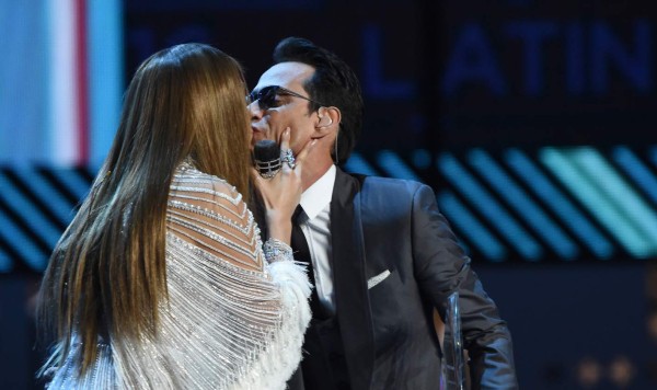 JLo y Marc se besaron antes de subir al escenario de los Grammy