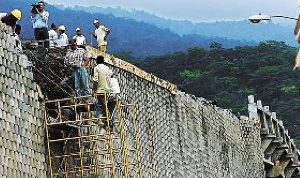 Se caen bloques del puente de la Toyota, dos heridos