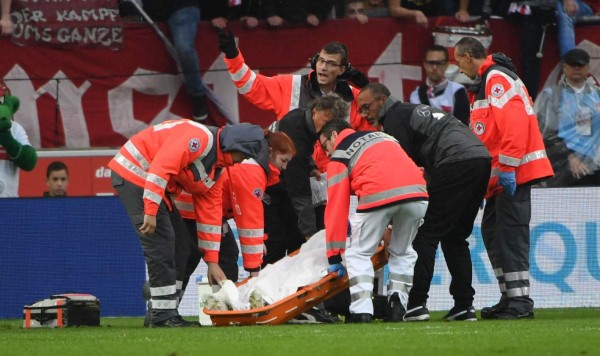 Médico le salva la vida a futbolista en pleno partido