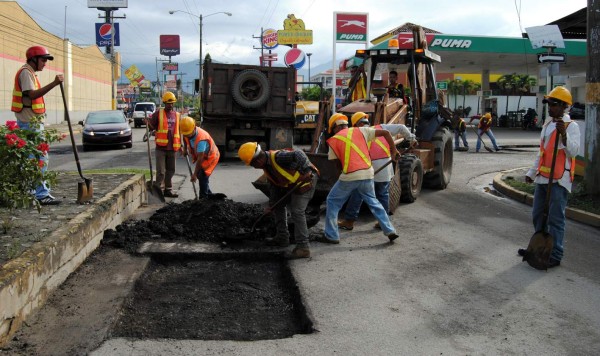 Con bacheo mejoran acceso en bulevar Elene Kulhmann y al hospital público