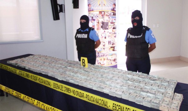 En la inspección realizada al vehículo, se detectaron compartimentos ocultos en las paredes del furgón, localizando 157 paquetes de forma rectangular con dinero en moneda extranjera, contabilizando (US $ 773,560.00). Foto tomada de radiolaprimerisima.com