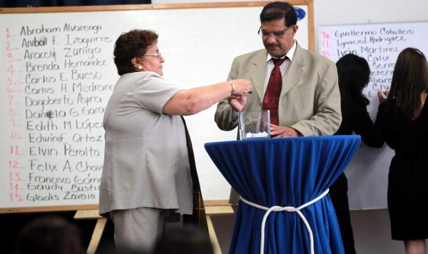 Conadeh evalúa este día a aspirantes a magistrados