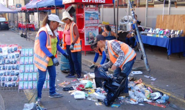 Cuadrillas de alcaldía sampedrana limpian calles tras celebración navideña