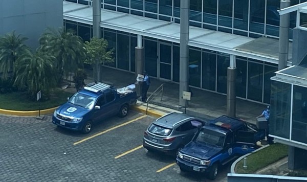 Policía de Nicaragua acorrala a periodistas al cubrir registro de medio