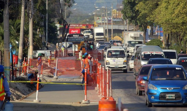 Piden paciencia por atascos en el bulevar del norte
