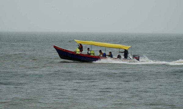 Ni la lluvia detuvo a los turistas en Puerto Cortés y Omoa