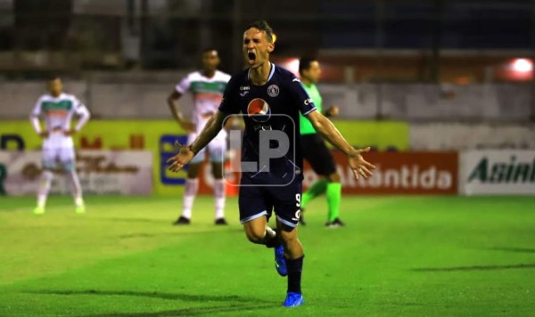 Gonzalo Klusener se despachó con un triplete para la victoria de Motagua ante Platense. Foto Moisés Valenzuela