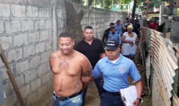 Detienen a madre e hijo por tráfico de drogas en Roatán