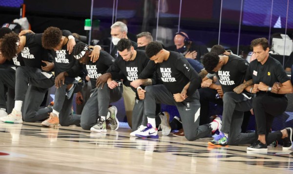 Jugadores de la NBA se unen a la lucha contra el racismo en reinicio de la temporada
