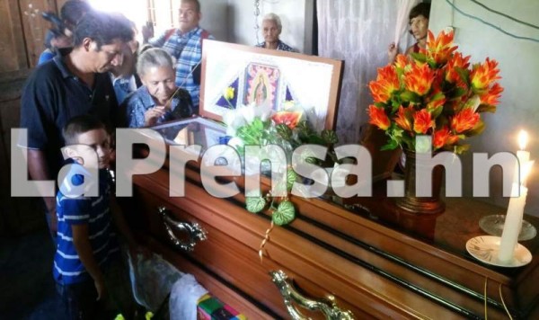 Los restos mortales del vicealcalde de Chinda, Robinson Castillo, fueron velados en su casa en la aldea Las Breas.