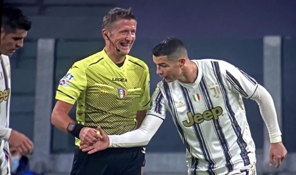 Cristiano Ronaldo le pidió al árbitro Daniele Orsato que le mostrara si el balón había cruzado la línea de gol.