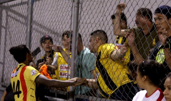 Video: Wilfredo Barahona trató de calmar a los aficionados del Real España