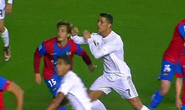 VIDEO: Cristiano Ronaldo pierde los nervios y agrede a jugador del Levante