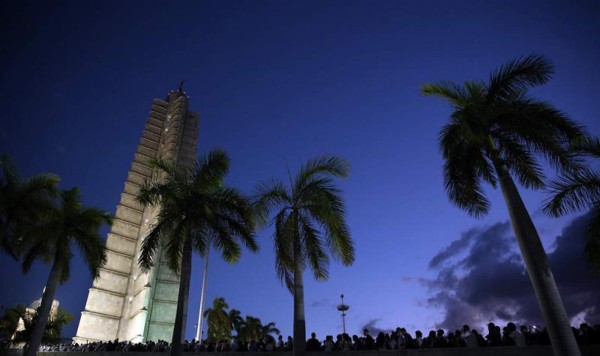 Cientos de cubanos participan en las honras fúnebres al fallecido líder de la revolución cubana Fidel Castro en Plaza de la Revolución de La Habana (Cuba). EFE