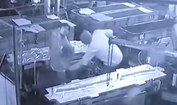 Video: broma con una manguera de aire a presión le cuesta la vida a un empleado