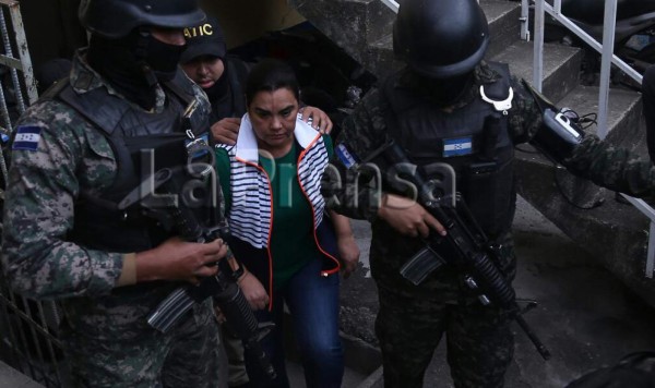 Rosa Elena de Lobo, exprimera dama de Honduras, fue trasladada sin esposas bajo la vigilancia de policías militares.