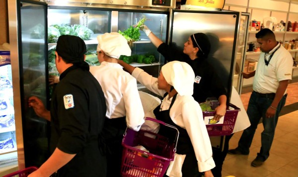 Combinación de sabor y color en festival gastronómico