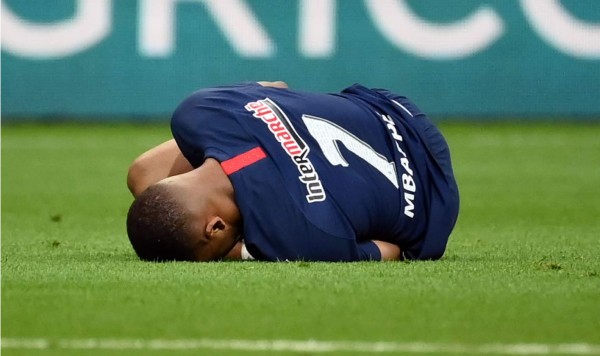 Kylian Mbappé sufrió una dura entrada y terminó lesionado.
