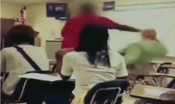 Video: Alumno golpea a su maestra porque le quitó el celular