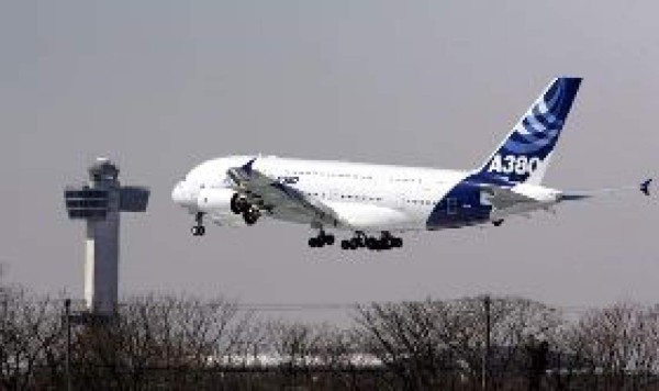 El superjumbo Airbus A380 pisa por primera vez suelo en EUA
