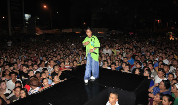 Frank Reyes la estrella del cierre de la Feria Juniana