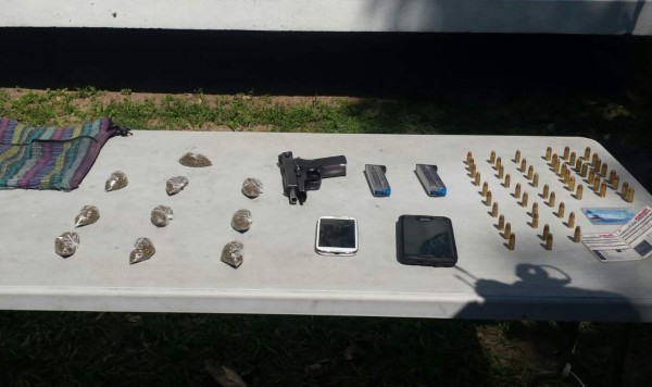 Capturan a dos jóvenes con arma automática en SPS