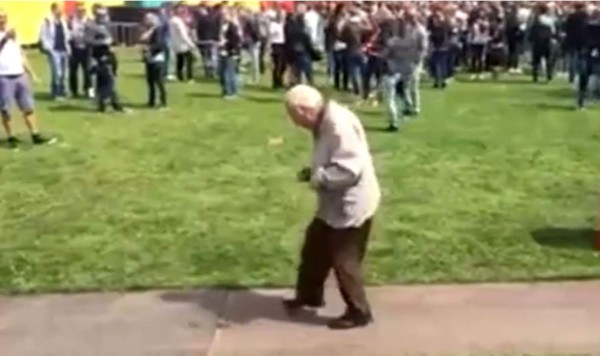 Anciano de 83 años se pone como loco bailando música electrónica