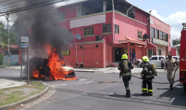 Conductor se salva tras incendiarse su camioneta en San Pedro Sula