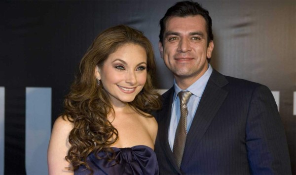 Elizabeth Álvarez y Jorge Salinas presentan a sus mellizos