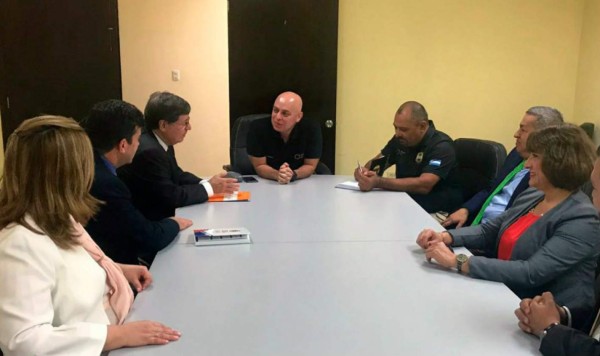 Maccih presenta a nuevos fiscales internacionales a Óscar Chinchilla