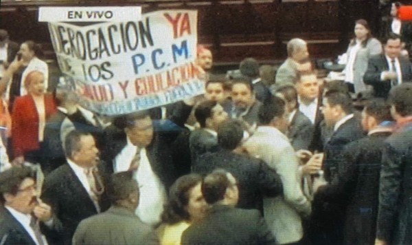 Zafarrancho en el Congreso: Diputados se van a los golpes