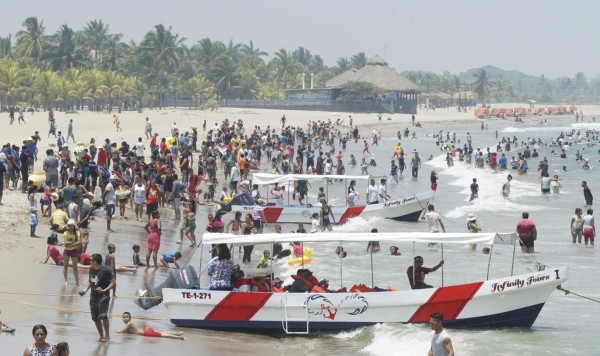 Veraneantes inundan Tela y todas las playas caribeñas