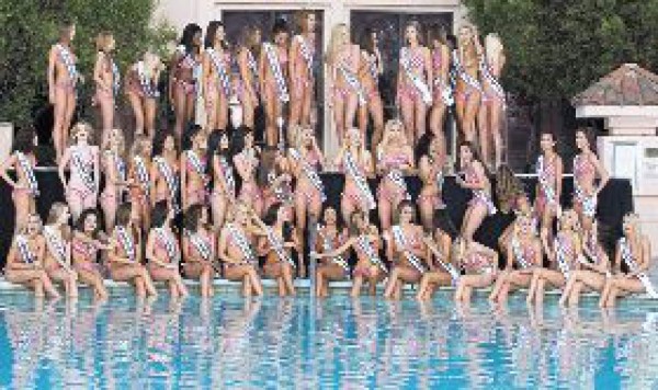 Bellas en la piscina