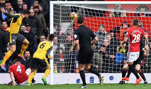 El Arsenal amarga en el último minuto al Manchester United de Mourinho